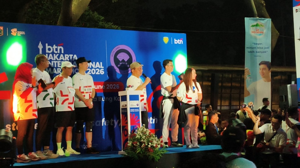 Gubernur Jakarta Pramono Anung menyampaikan sambutan sebelum pelepasan peserta kategori BSN 5K dan EJ SPORT 10K pada BTN Jakarta International Marathon (BTN JAKIM) 2026 di kawasan Gelora Bung Karno (GBK), Senayan, Jakarta Pusat, Sabtu (13/6/2026). (Suara.com/Mohammad Rhadzaki Ramadhan)