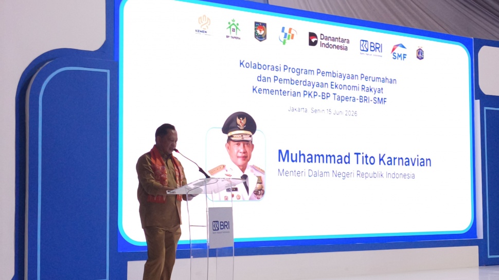 Menteri Dalam Negeri Tito Karnavian memberikan sambutan dalam kegiatan Kolaborasi Program Pembiayaan Perumahan dan Pemberdayaan Ekonomi Rakyat di Lapangan Persima Kalianyar, Tambora, Jakarta Barat, Senin (15/6/2026). (Suara.com/Mohammad Rhadzaki Ramadhan)
