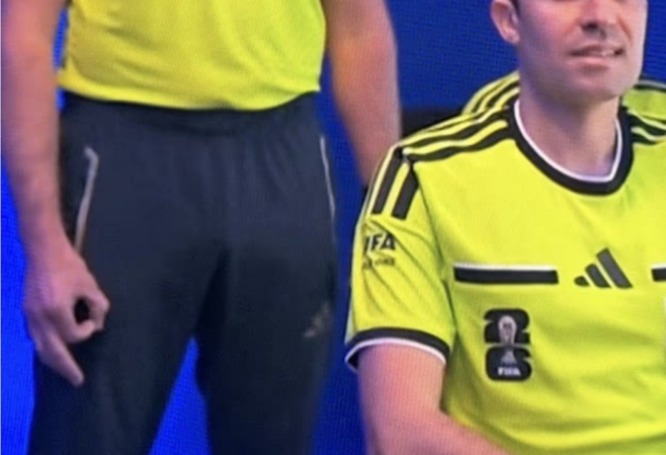 Kemenangan 7-1 Timnas Jerman atas Curacao di Piala Dunia 2026 diwarnai kontroversi. FIFA menyelidiki dugaan gestur rasis yang dilakukan petugas VAR Shaun Evans. [Dok. Daily Mail]