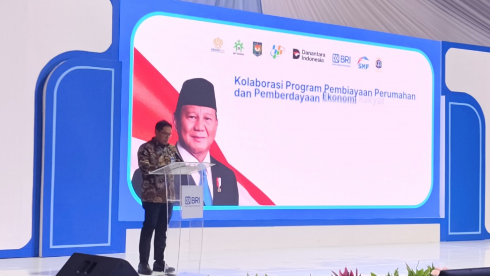 Direktur Consumer Banking BRI Aris Hartanto memaparkan capaian penyaluran pembiayaan perumahan dalam kegiatan Kolaborasi Program Pembiayaan Perumahan dan Pemberdayaan Ekonomi Rakyat di Lapangan Persima Kalianyar, Tambora, Jakarta Barat, Senin (15/6/2026). (Suara.com/Mohammad Rhadzaki Ramadhan)