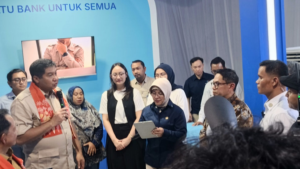 Kepala Badan Pusat Statistik (BPS) Amalia Adininggar Widyasanti berbincang dengan Menteri Perumahan dan Kawasan Permukiman Maruarar Sirait, Menteri Dalam Negeri Tito Karnavian, dan Direktur Consumer Banking BRI Aris Hartanto di sela kegiatan Kolaborasi Program Pembiayaan Perumahan dan Pemberdayaan Ekonomi Rakyat di Lapangan Persima Kalianyar, Tambora, Jakarta Barat, Senin (15/6/2026). (Suara.com/Mohammad Rhadzaki Ramadhan)