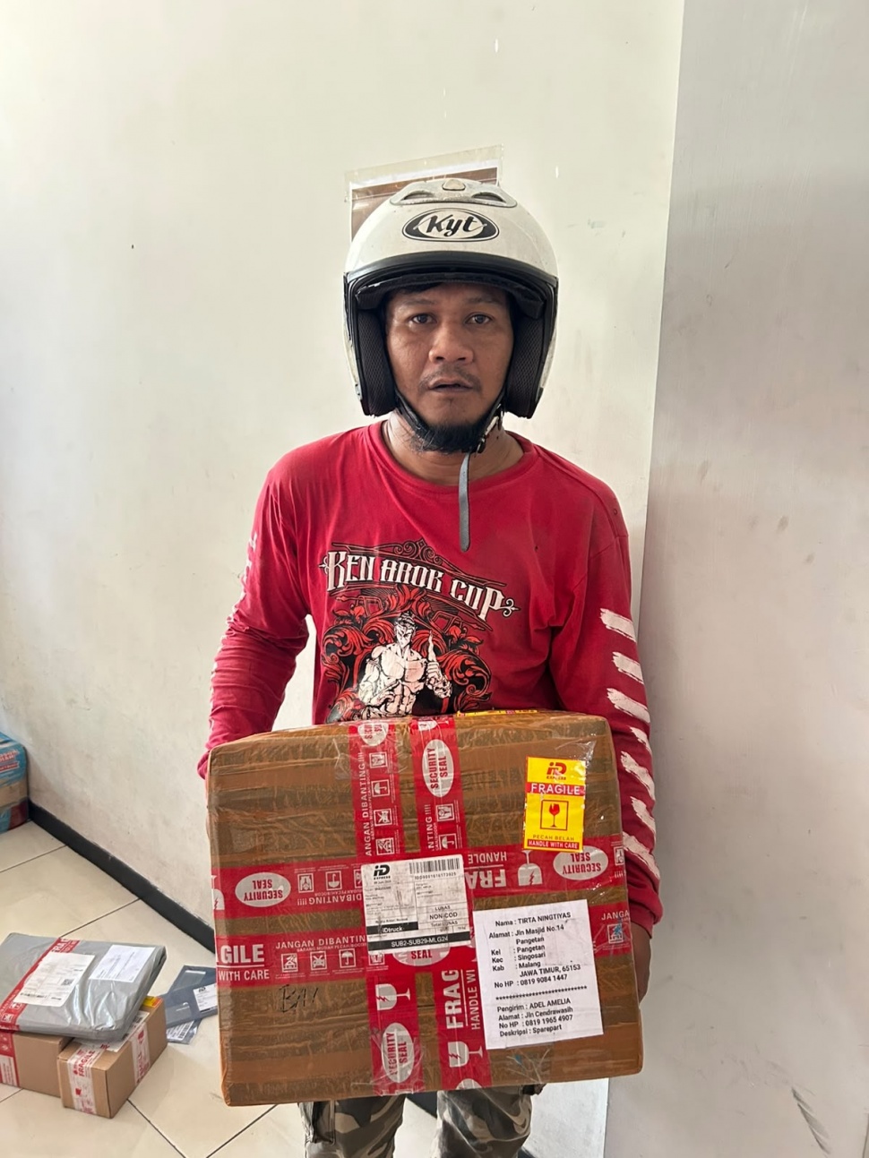Sugiono ditangkap setelah kedapatan mengambil paket berisi 5,29 kilogram ganja yang disamarkan di balik tumpukan mi instan. [Suara.com/Bareskrim]