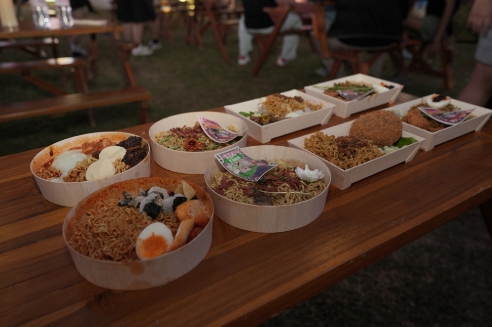 Racikan menu eksklusif dengan topping kartu yang bisa dimakan. (dok. Come See Mie Fest)