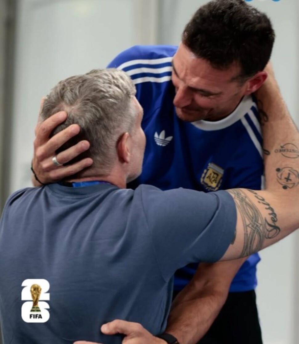 Pelatih Timnas Argentina, Lionel Scaloni, mengalami momen emosional saat konferensi pers jelang laga pembuka Piala Dunia 2026. [@telefe]