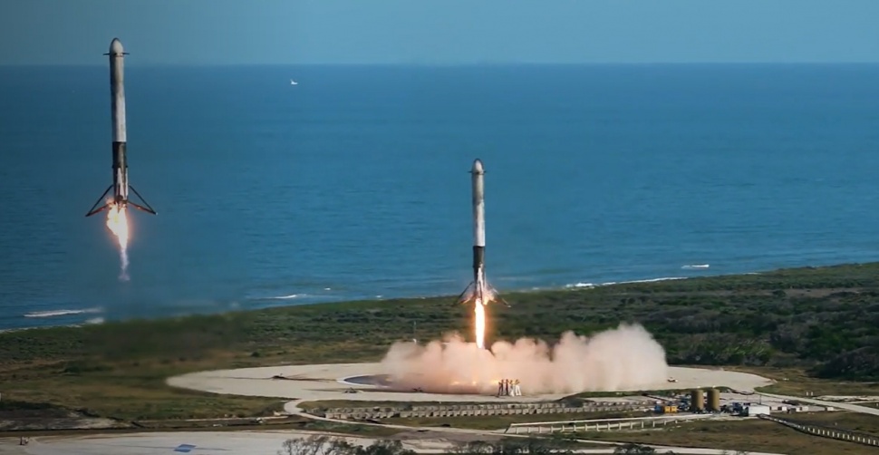 Roket SpaceX saat peluncuran dan pendaratan. (SpaceX)