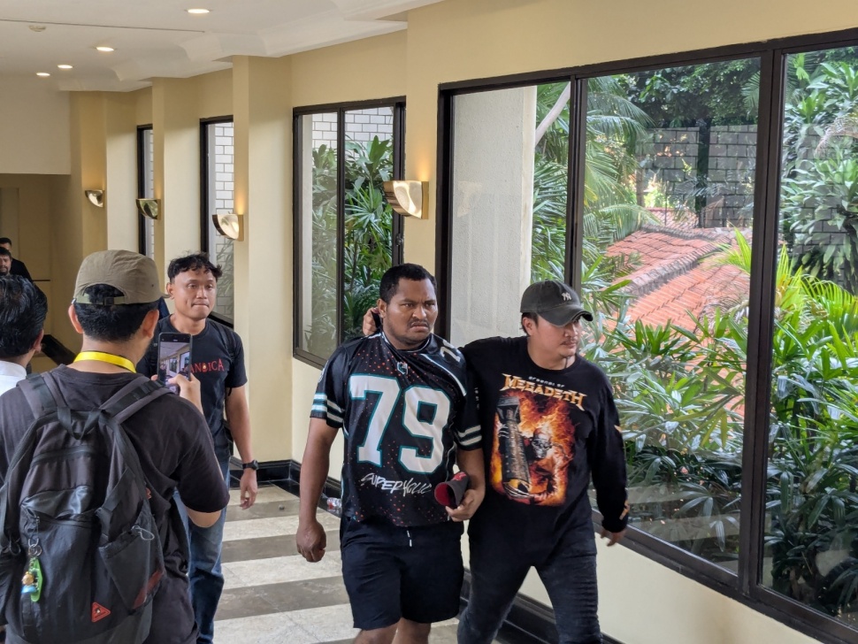 Aparat Jebol Pertahanan Massa Hotel Sultan, Kamis (18/6/2026). (Suara.com/Adiyoga)
