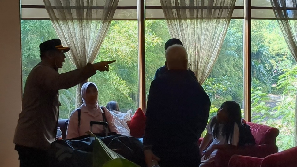 Aparat Jebol Pertahanan Massa Hotel Sultan, Kamis (18/6/2026). (Suara.com/Adiyoga)