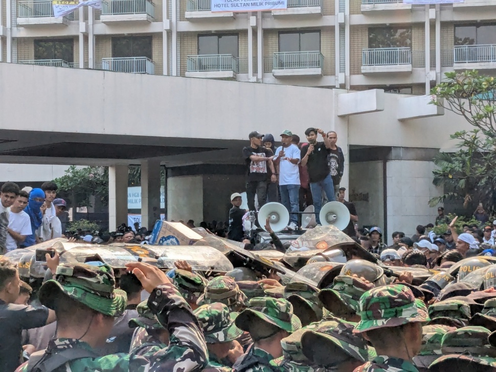 Proses pengosongan Hotel Sultan mulai anarkis. (Suara.com/Adiyoga)