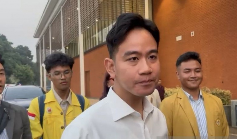 Wakil Presiden Gibran Rakabuming Raka memberikan pernyataan pers singkat di Lanud Halim Perdanakusuma Jakarta, Kamis (18/6/2026) sebelum bertolak melakukan kunjungan kerja ke wilayah timur Indonesia. (ANTARA/Prisca Triferna)