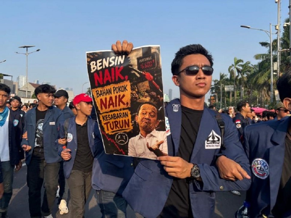 Mahasiswa Trisakti menyampaikan sejumlah tuntutan dalam kasi di depan Gedung DPR RI. (Suara.com/Faqih Fathurrahman)