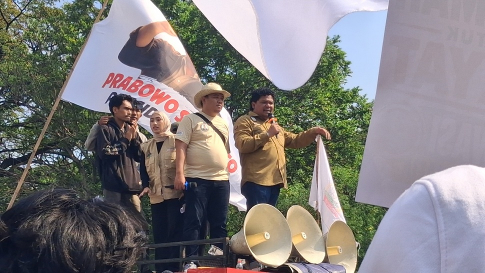 Ketua Umum Dewan Pimpinan Nasional Tani Merdeka Indonesia (TMI), Don Muzakir, berorasi di atas mobil komando dalam unjuk rasa dari Tani Merdeka Indonesia (TMI) dan Asosiasi Pedagang Pasar Seluruh Indonesia (APPSI), Jalan Medan Merdeka Selatan, Jakarta, Jumat (19/6/2026). (Suara.com/Cornelius Juan Prawira)