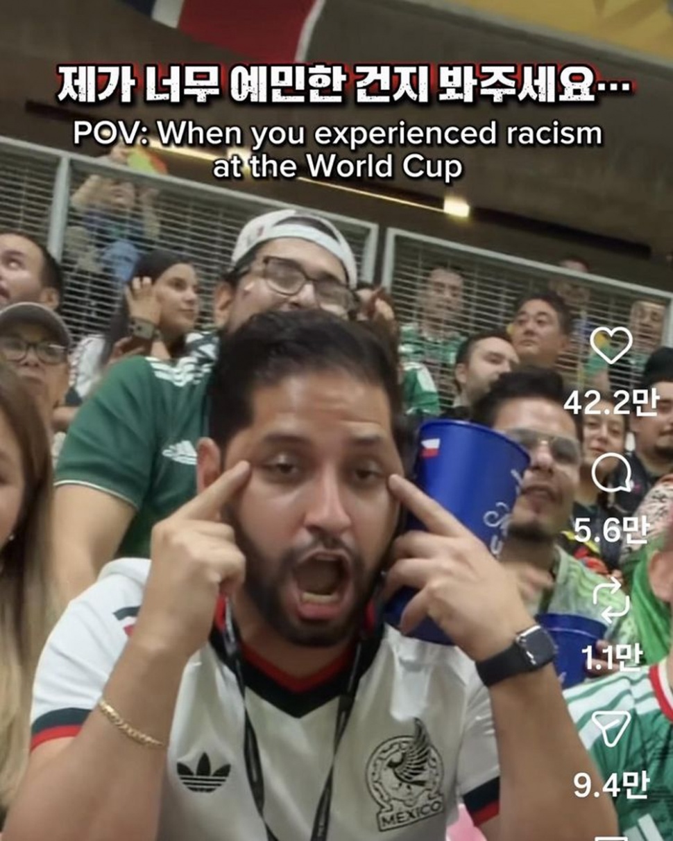 Tangkapan layar dari media sosial, seorang penggemar sepak bola asal Meksiko terlihat melakukan gestur rasis yang ditujukan kepada orang-orang keturunan Asia saat pertandingan Piala Dunia FIFA 2026 antara Korea dan Republik Ceko di Stadion Guadalajara, Zapopan, Meksiko, pada 11 Juni. [Instagram]
