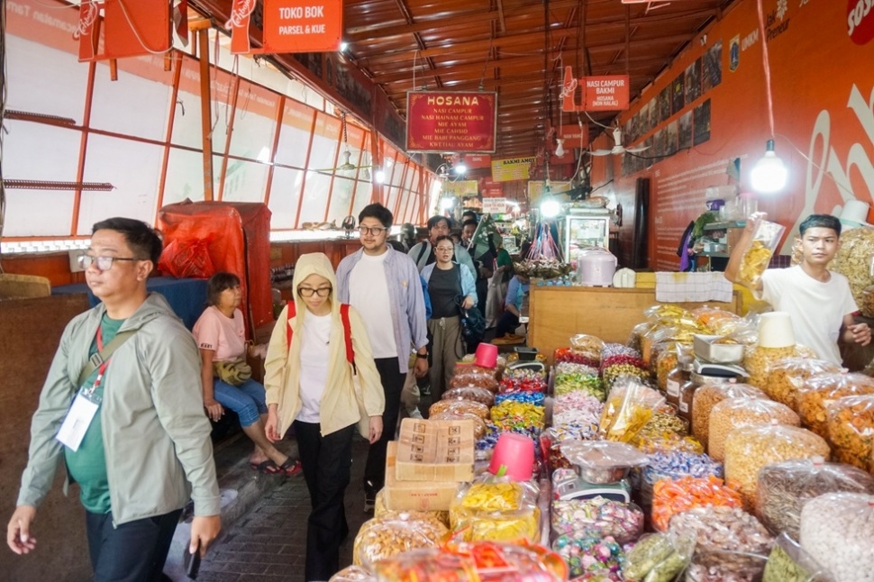 Menyusuri kawasan Pecinan Glodok. (dok. Uniqlo)