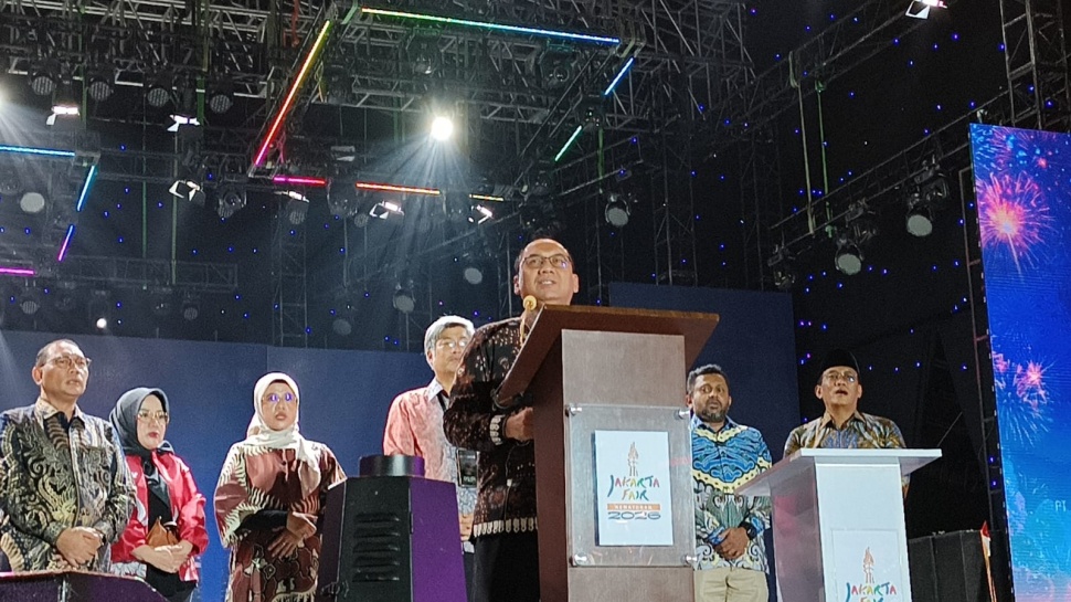 Sekretaris Daerah Provinsi DKI Jakarta Uus Kuswanto memberikan sambutan pada perayaan Hari Ulang Tahun ke-499 Kota Jakarta di Panggung Utama Jakarta Fair Kemayoran, Jakarta International Expo (JIEXPO), Kemayoran, Jakarta Pusat, Minggu (21/6/2026). (Suara.com/Mohammad Rhadzaki Ramadhan)
