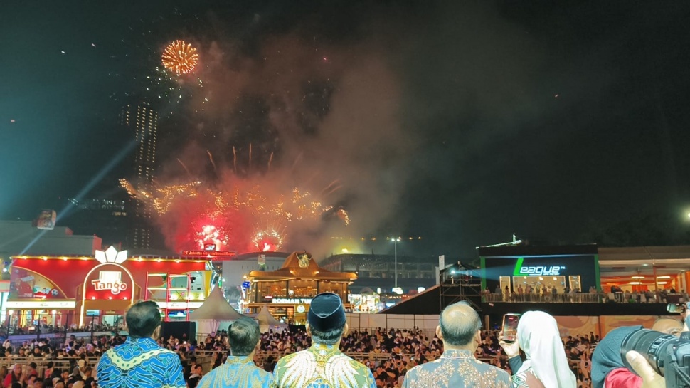 Sekretaris Daerah Provinsi DKI Jakarta Uus Kuswanto dan PT Jakarta International Expo (JIEXPO) Karuna Murdaya bersama tamu negara lainnya menyaksikan pertunjukan kembang api pada perayaan Hari Ulang Tahun ke-499 Kota Jakarta di Jakarta Fair Kemayoran, Jakarta Pusat, Minggu (21/6/2026). (Suara.com/Mohammad Rhadzaki Ramadhan)