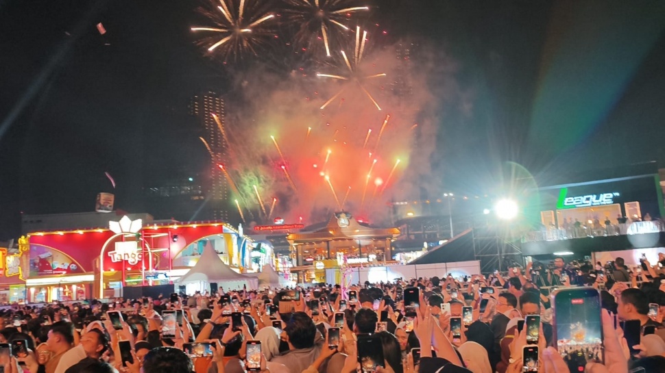 Pengunjung menyaksikan pertunjukan kembang api dalam perayaan Hari Ulang Tahun ke-499 Kota Jakarta di kawasan Jakarta Fair Kemayoran, Jakarta International Expo (JIEXPO), Kemayoran, Jakarta Pusat, Minggu (21/6/2026). (Suara.com/Mohammad Rhadzaki Ramadhan)