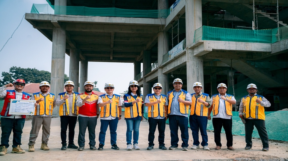 Komisaris Utama PT Brantas Abipraya (Persero), Diana Kusumastuti, Komisaris Independen Isra D. Pramulya dan Santoso, yang didampingi Direktur Operasi II Mustafa Nahdi, dan SVP Divisi Operasi I Tintus Noviyanto meninjau progres pembangunan Gene Bank Indonesia (Bank Genomik Nasional) yang berlokasi di kawasan RS Dr. H. Marzoeki Mahdi (RSMM), Kota Bogor. (Dok: Brantas Abipraya)