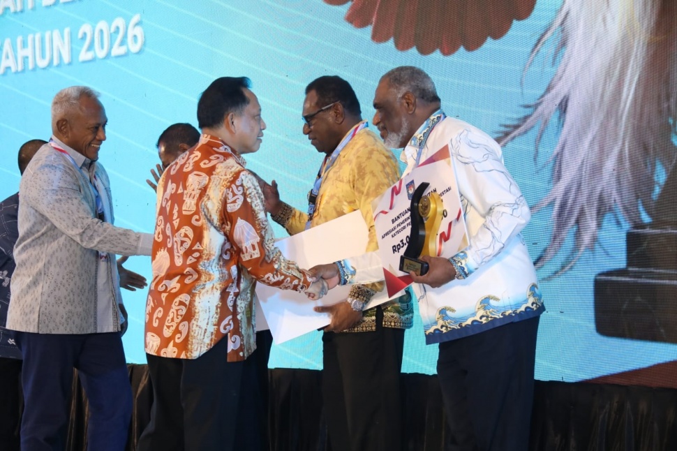 Menteri Dalam Negeri Tito Karnavian menyerahkan penghargaan kepada perwakilan pemerintah daerah dalam acara Apresiasi Pemda Berprestasi Regional Papua di Hotel Suni Abepura, Kota Jayapura, Senin (22/6/2026). (Dok: Kemendagri)