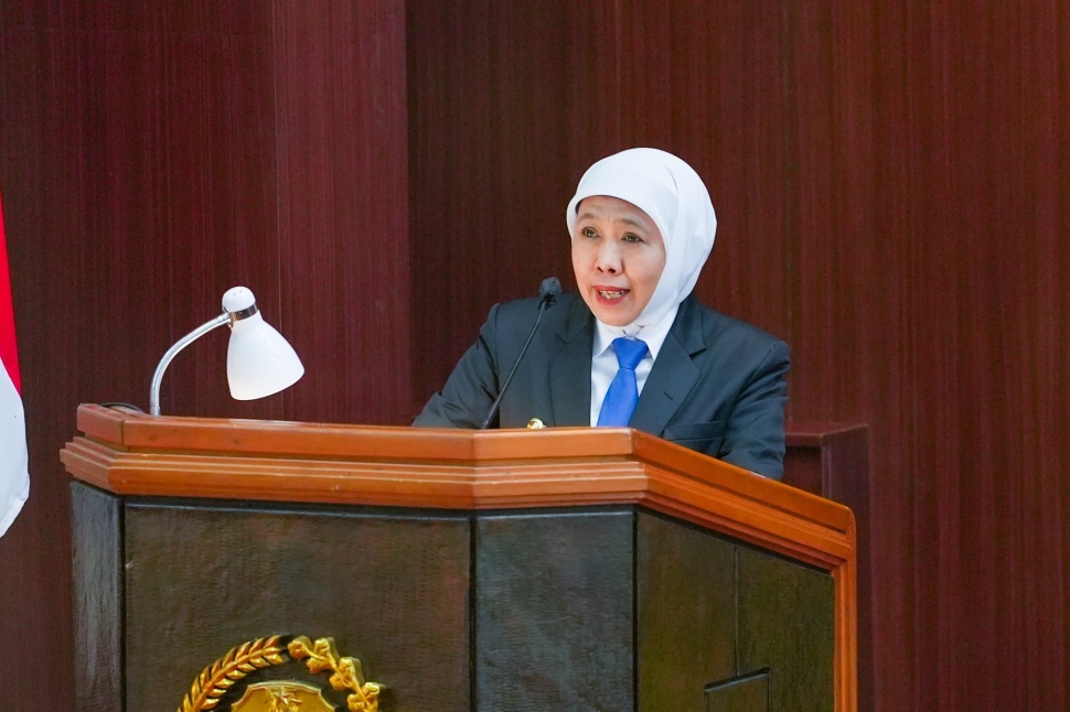 Gubernur Jawa Timur Khofifah Indar Parawansa menyampaikan Nota Keuangan Rancangan Perda tentang Pertanggungjawaban Pelaksanaan APBD Jatim Tahun Anggaran 2025 dalam Sidang Paripurna DPRD Jawa Timur di Gedung DPRD Jatim, Surabaya, Senin (22/6/2026). (Dok: Pemprov Jatim)