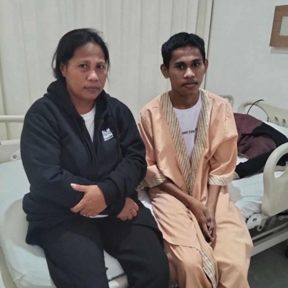 Glen F. Kotabunan bersama ibundanya Mien Toebeoto. Glen mendapatkan bantuan kesehatan lewat Program NHM Peduli, yang mengimplementasikan filosofi perusahaan “Menambang dengan Hati”. (Dok: Nusa Halmahera)