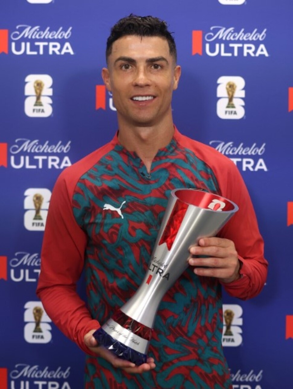 FIFA mengambil langkah baru di Piala Dunia 2026 dengan menyesuaikan trofi Man of the Match bagi pemain terbaik. [Tangkap layar X]