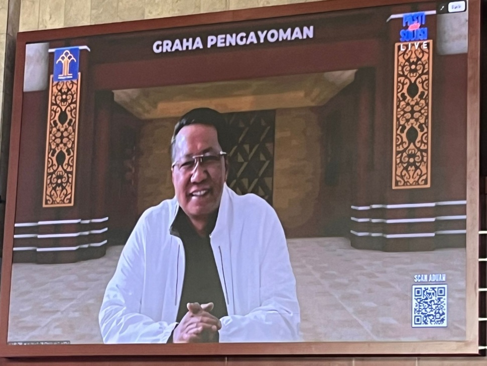 Menteri Hukum Supratman Andi Agtas melalui zoom pada acara Pasti Ada Solusi  di Graha Pengayoman, Jakarta Selatan, Jumat (26/6/2026). (Suara.com/Tantri Amela Iskandar)