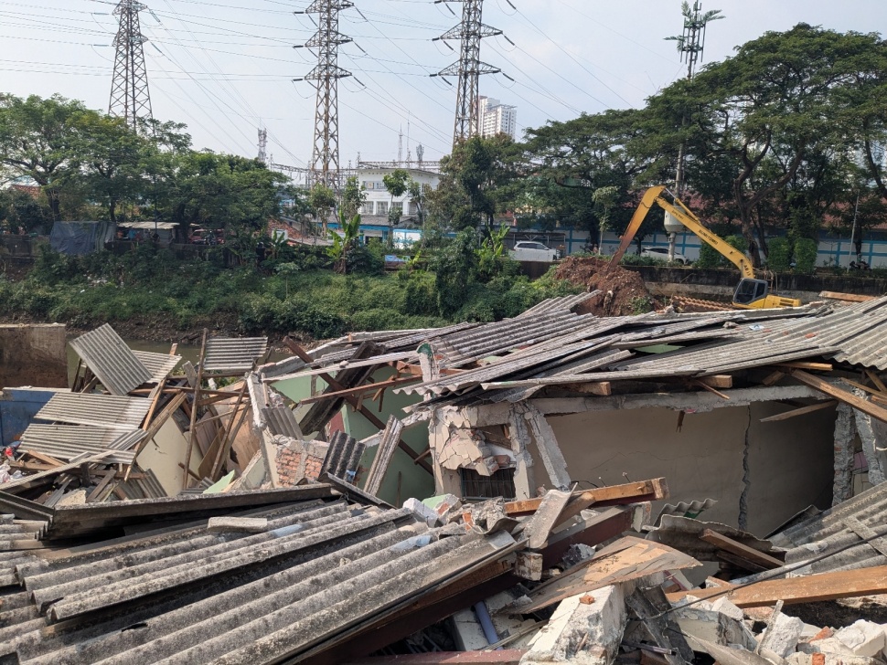 Longsor di kawasan Pasar Pintu Air, Petamburan, Tanah Abang, Jakarta Pusat, menghancurkan dua rumah warga pada Jumat (26/6/2026) sekitar pukul 05.48 WIB. (Suara.com/Adiyoga)