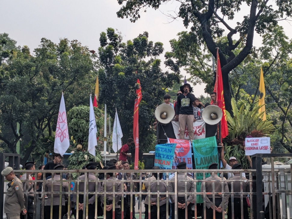 Warga Kampung Bayam bersama tiga komunitas lain menggelar aksi di Balai Kota DKI Jakarta. (Suara.com/Adiyoga)