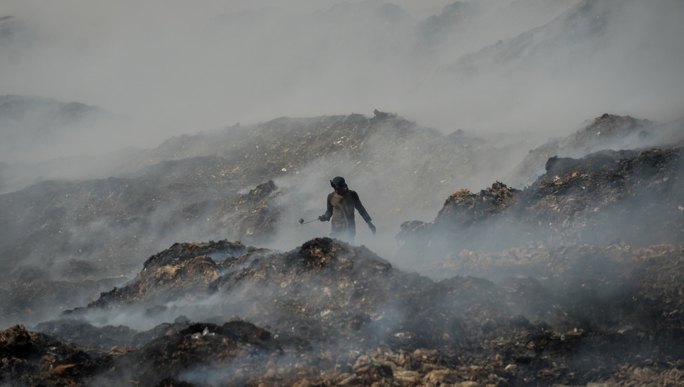 Pemulung memilah sampah pada tumpukan sampah yang terbakar di Tempat Pembuangan Akhir (TPA) Jatiwaringin, Kabupaten Tangerang, Banten, Rabu (1/7/2026). [ANTARA FOTO/Putra M. Akbar/YU]