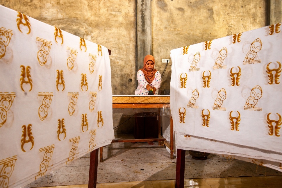 Proses batik cap. (Dok. LTKL dan Gampiri Interaksi)