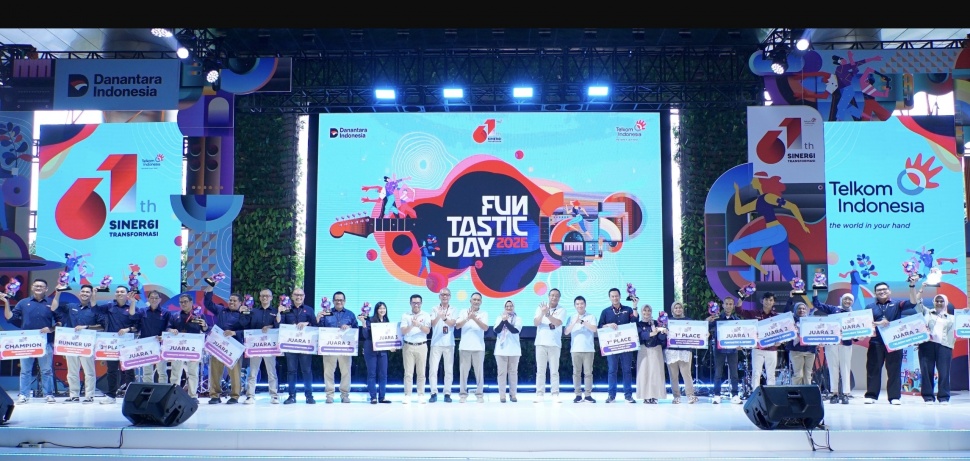 Direktur Utama Telkom Dian Siswarini bersama jajaran Direksi Telkom menyerahkan penghargaan kepada para pemenang berbagai kompetisi dalam rangkaian perayaan HUT ke-61 Telkom bertajuk Siner61 Transformasi – Funtastic Day 2026 di The Telkom Hub, Jakarta, Senin (6/7/2026). Apresiasi ini menjadi bentuk penghargaan atas semangat kolaborasi, sportivitas, dan kreativitas insan TelkomGroup.(Dok: Telkom)