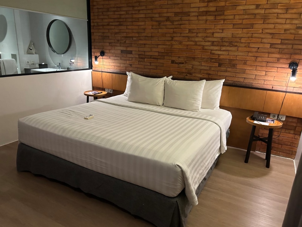 The Standard Pool Access, tipe kamar yang memiliki akses langsung menuju kolam renang. (Suara.com/Dini)