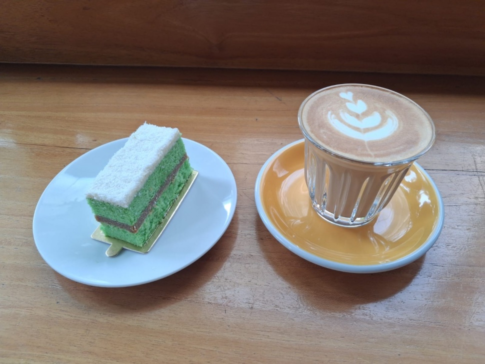 Coffee Latte ditemani sepotong Klepon Cake. (Suara.com/Vania)
