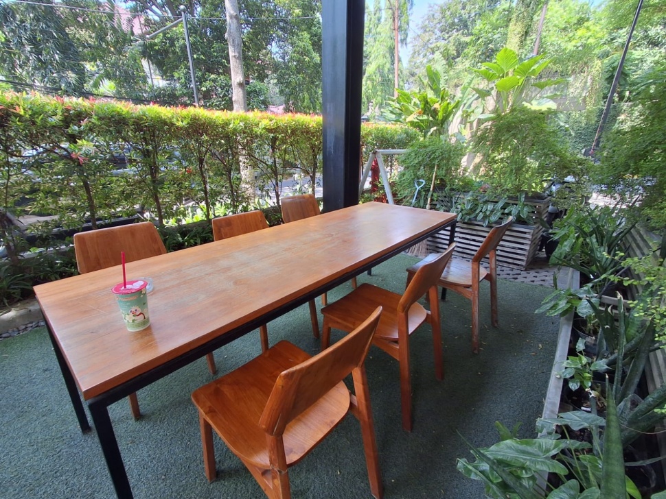 Area outdoor cocok untuk WFC. (Suara.com/Vania)