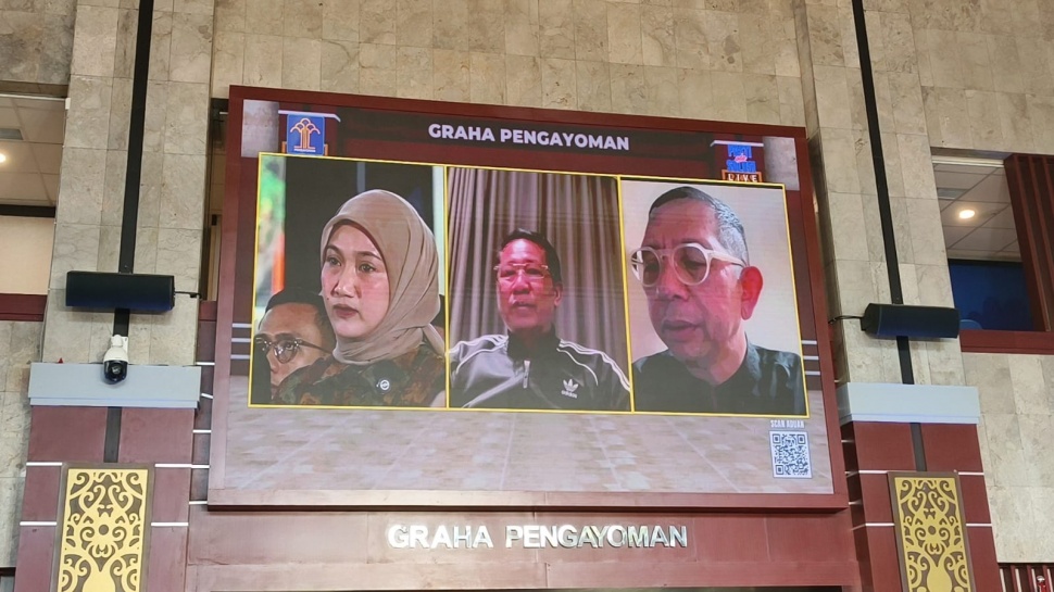Menteri Hukum Supratman Andi Agtas mendengarkan aduan dari pemilik merek Nasi Gambreng Bu Esti dalam Program Pasti Ada Solusi episode keenam di Graha Pengayoman, Kementerian Hukum, Jakarta Selatan, Jumat (10/7/2026). (Suara.com/Mohammad Rhadzaki Ramadhan)