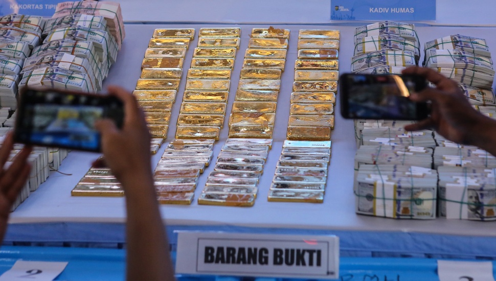 Wartawan memfoto barang bukti emas dan sejumlah uang saat ditampilkan pada konferensi pers di Polda Metro Jaya, Jakarta, Jumat (10/7/2026). [ANTARA FOTO/Asprilla Dwi Adha/foc]