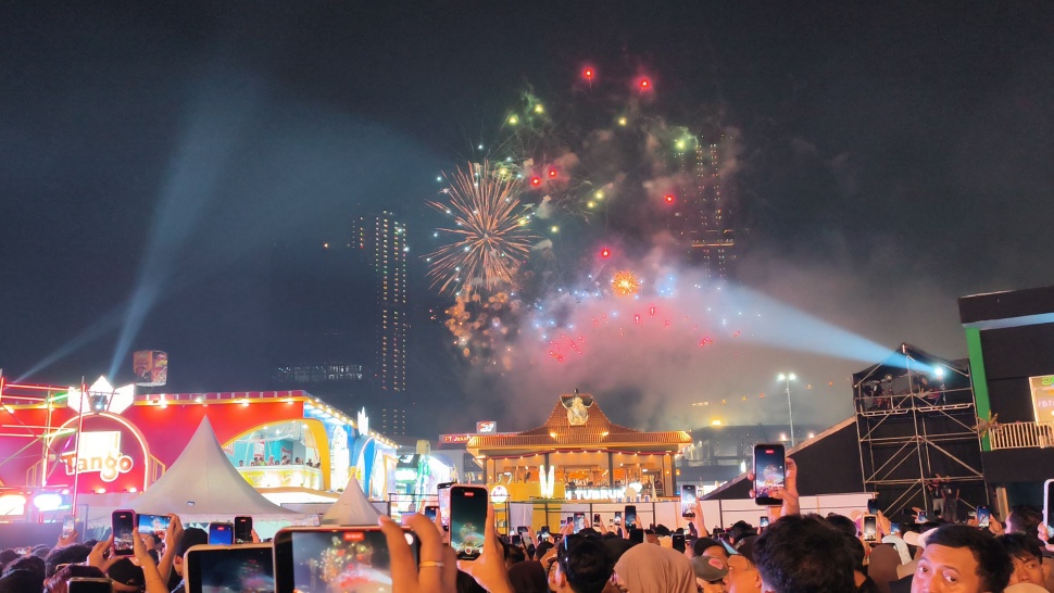 Pesta kembang api menghiasi langit Jakarta International Expo (JIExpo), Kemayoran, Jakarta, Minggu (12/7/2026). (Suara.com/Mohammad Rhadzaki Ramadhan)