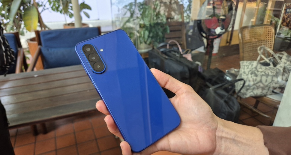 Samsung Galaxy A27 5G dalam Product Hands-On Samsung Galaxy A27 5G di Jakarta, Senin (13/7/2026). [Suara.com/Dythia]