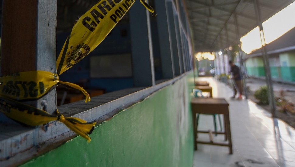 Pekerja kebersihan menyapu lantai sekolah pascaledakan bom rakitan di Madrasah Aliyah Negeri (MAN) 3 Padang, Sumatera Barat, Selasa (14/7/2026). [ANTARA FOTO/Fitra Yogi/agr]