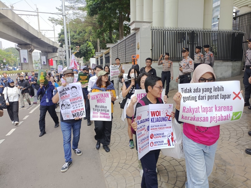 Aliansi MBG Watch menggelar aksi di depan Kejagung, menuntut penghentian program MBG. (Suara.com/Alif Bintang)