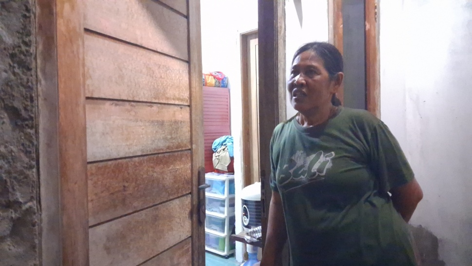 Sumiati Kusum (60 tahun) hanya bjsa mengandalkan air tanah demi mencukupi kebutuhan air di rumahnya, Kelurahan Pegadungan, Jakarta Barat, ( Suara.com/Cornelius Juan Prawira)