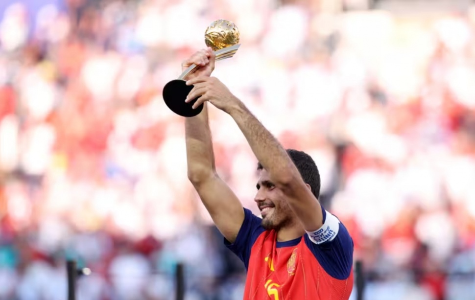 Rodri dinobatkan sebagai peraih Bola Emas Piala Dunia 2026 usai membawa Spanyol juara. Ia mengungguli Lionel Messi dan Kylian Mbappe dalam penghargaan individu. [Dok. FIFA]