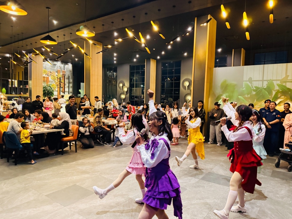 Tamu menikmati suasana launching 60 Seconds to Tokyo dengan konsep Shibuya Experience. (Dok: Aston Ciledug)