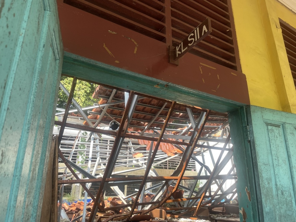 Kondisi bangunan SDN Kebayoran Lama Selatan 09 Pagi yang rubuh sejak dua tahun lalu. [Suara.com/Adiyoga]