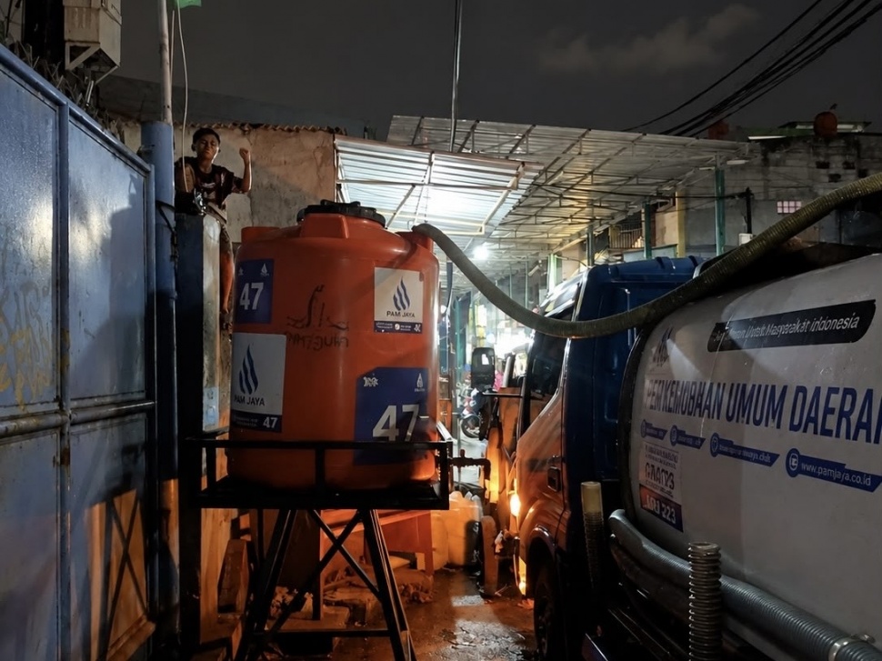 PAM Jaya menyiagakan mobil tangki air secara gratis di wilayah-wilayah yang terdampak. Foto: Dokumen PAM Jaya