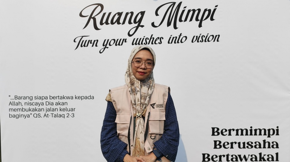 General Manager Marketing Communication Dompet Dhuafa, Suci Nuzleni Qadarsih, memberikan keterangan kepada awak media usai pembukaan program Ruang Mimpi di Yayasan Aria Putra Utama, Ciputat, Tangerang Selatan, Selasa (21/7/2026). (Suara.com/Mohammad Rhadzaki Ramadhan)
