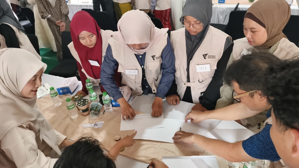 Anak-anak yatim bersama kreator konten dan perwakilan komunitas mengikuti sesi permainan tim dalam rangkaian kegiatan Ruang Mimpi yang diselenggarakan Dompet Dhuafa di Yayasan Aria Putra Utama, Ciputat, Tangerang Selatan, Selasa (21/7/2026). (Suara.com/Mohammad Rhadzaki Ramadhan)