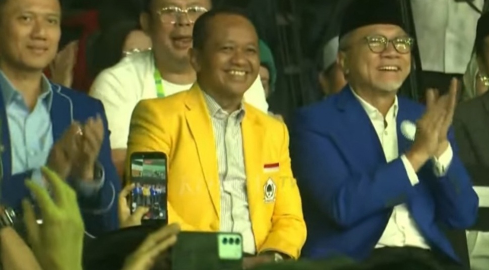 Ketua Umum Partai Golkar Bahlil Lahadalia (tengah) dalam acara puncak Harlah Partai Kebangkitan Bangsa (PKB) ke-28 di Jakarta Convention Center (JCC) Senayan, Jakarta, Kamis (23/7/2026) malam. [Suara.com/Bagaskara]