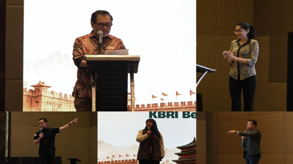 Dari kiri ke kanan, baris atas: H.E. Bapak Djauhari Oratmangun (Duta Besar Republik Indonesia untuk Republik Rakyat Tiongkok dan Mongolia), Ibu Dr. Irene, M. Han (Wakil Duta Besar Republik Indonesia untuk Republik Rakyat Tiongkok dan Mongolia). Baris bawah: Bapak Nandang Nurdiansyah (Asisten Atase Imigrasi KBRI Beijing), Ibu Lestari Puspitaningsih (Atase Pendidikan KBRI Beijing), dan Bapak Bayu P. Oktavianto (Sekretaris Kedua Fungsi Konsuler KBRI Beijing). (Dok: KBBI Beijing)