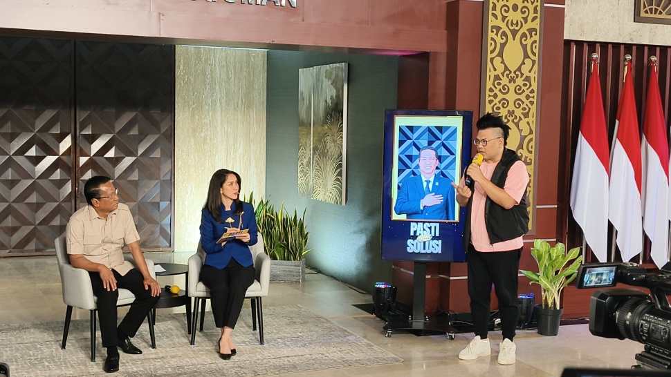 Menteri Hukum Supratman Andi Agtas berdialog dengan musisi indie Benjamin Renhat yang menyampaikan pertanyaan terkait perlindungan hak cipta dalam Program Pasti Ada Solusi di Graha Pengayoman, Kementerian Hukum, Jakarta Selatan, Jumat (24/7/2026). (Suara.com/Mohammad Rhadzaki Ramadhan)